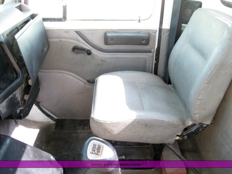 image for item 6788 1996 International 8200 semi truck