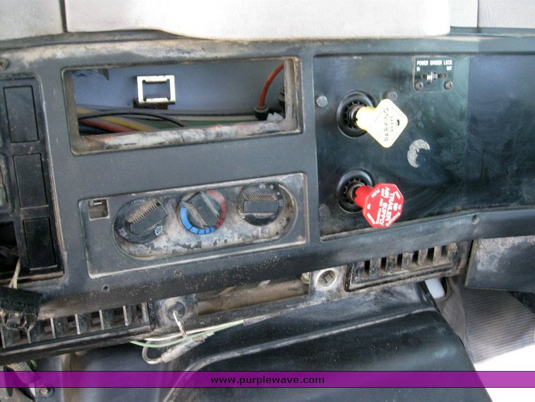 image for item 6788 1996 International 8200 semi truck