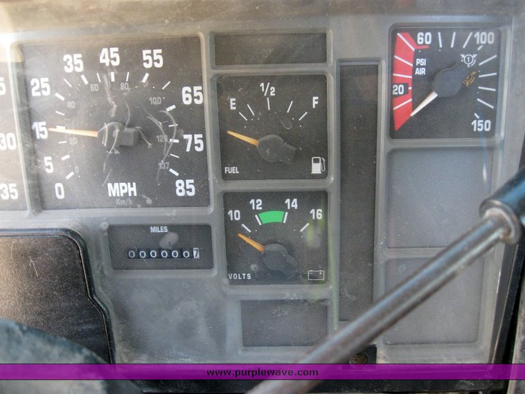 image for item 6788 1996 International 8200 semi truck