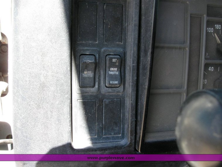 image for item 6788 1996 International 8200 semi truck