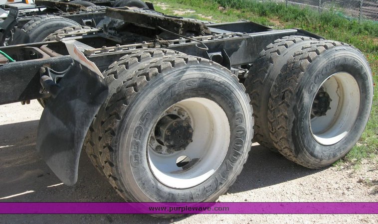 image for item 6788 1996 International 8200 semi truck