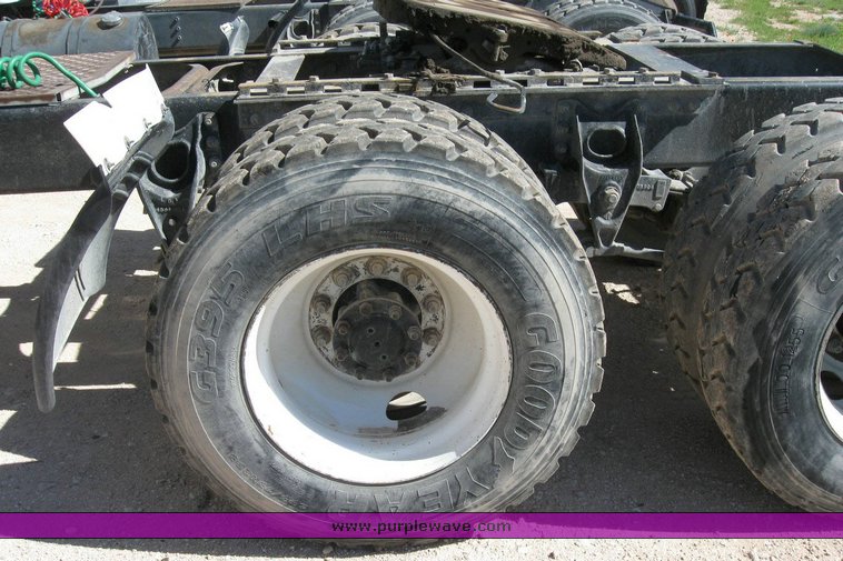 image for item 6788 1996 International 8200 semi truck