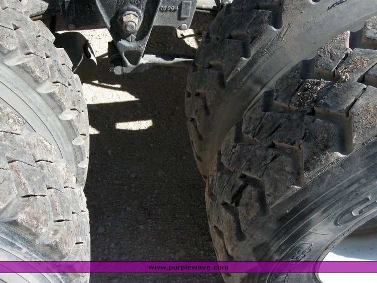 image for item 6788 1996 International 8200 semi truck