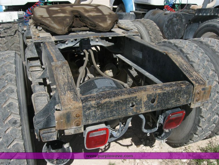 image for item 6788 1996 International 8200 semi truck