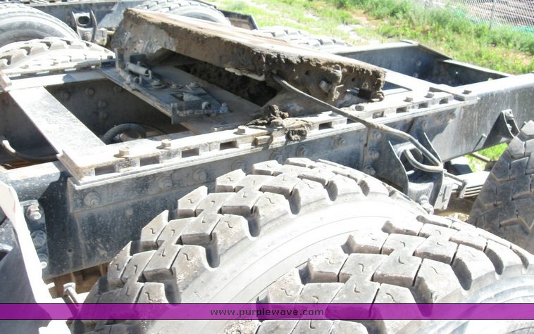 image for item 6788 1996 International 8200 semi truck