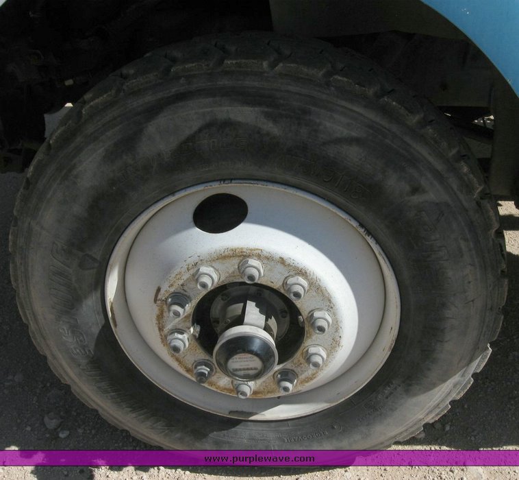 image for item 6788 1996 International 8200 semi truck