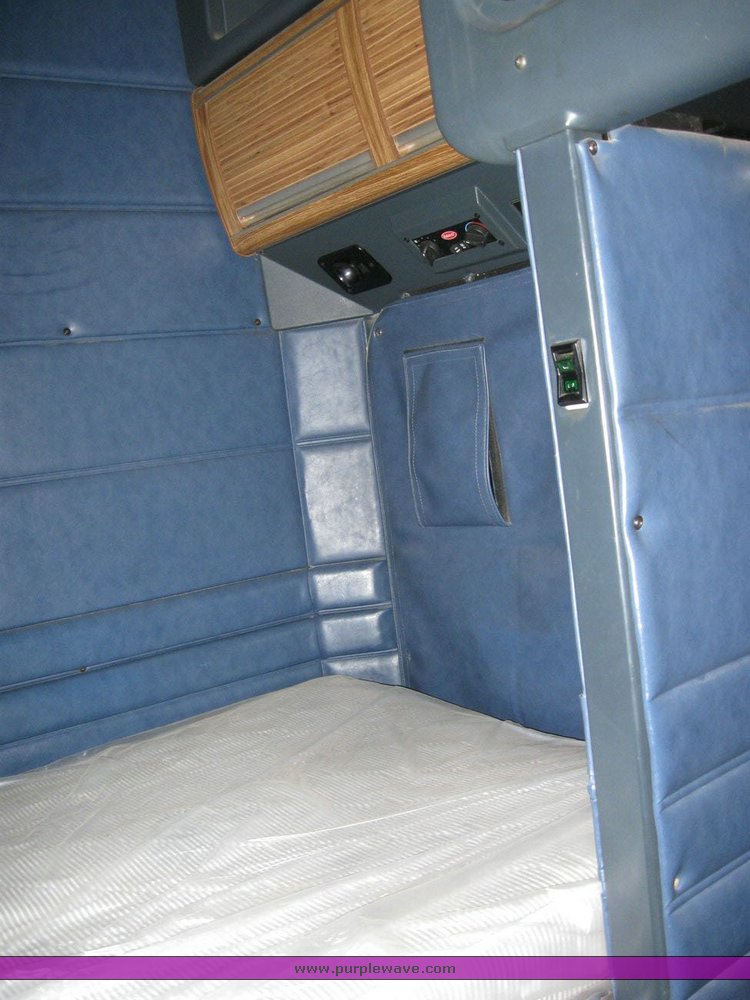 image for item 6789 1998 Peterbilt 377 semi truck