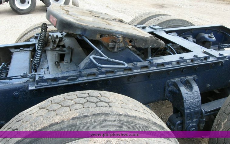 image for item 6789 1998 Peterbilt 377 semi truck