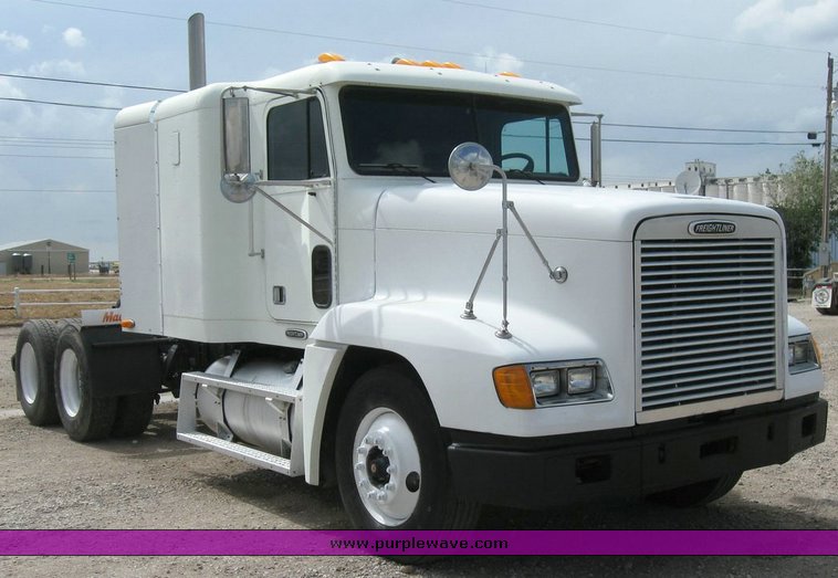 image for item 6790 2001 Freightliner FDL 120 semi truck