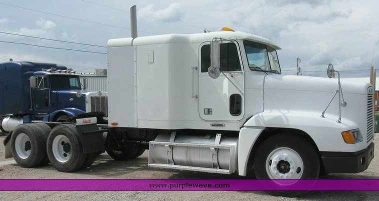 image for item 6790 2001 Freightliner FDL 120 semi truck