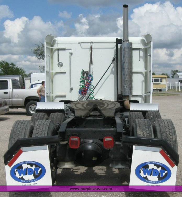 image for item 6790 2001 Freightliner FDL 120 semi truck