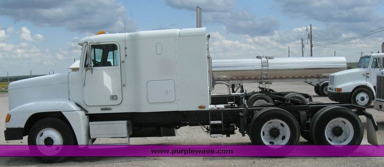 image for item 6790 2001 Freightliner FDL 120 semi truck