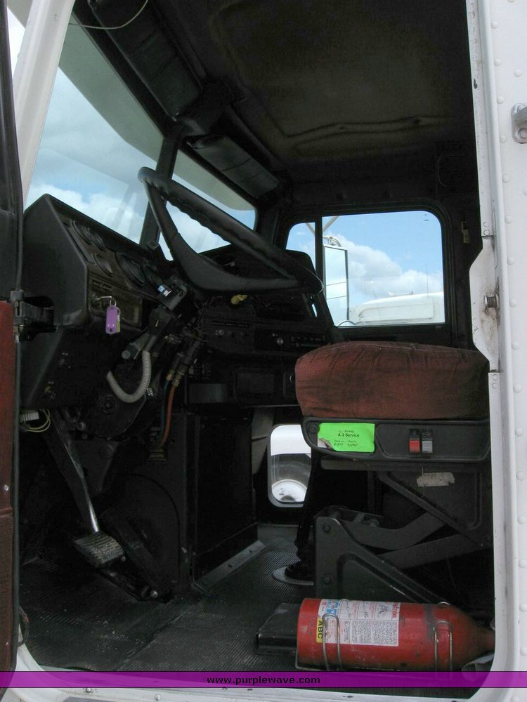 image for item 6790 2001 Freightliner FDL 120 semi truck