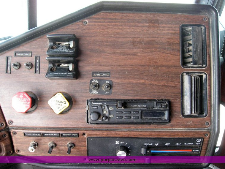 image for item 6790 2001 Freightliner FDL 120 semi truck