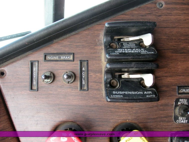 image for item 6790 2001 Freightliner FDL 120 semi truck