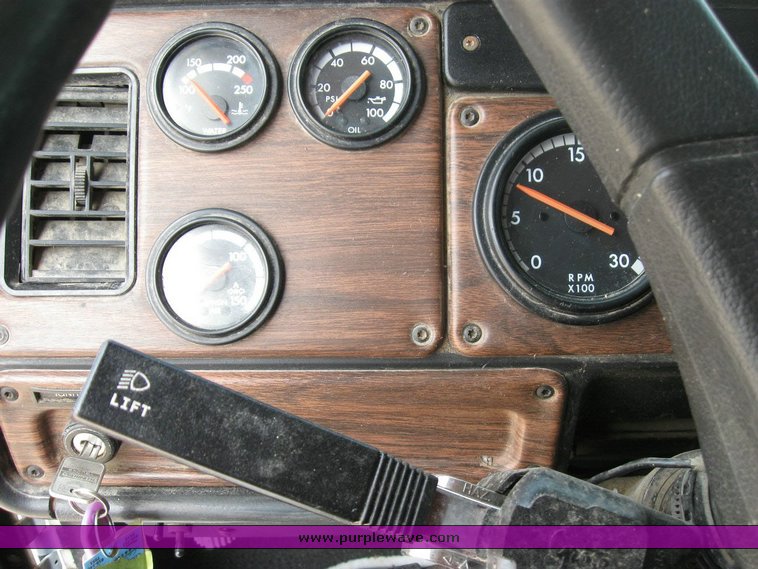 image for item 6790 2001 Freightliner FDL 120 semi truck