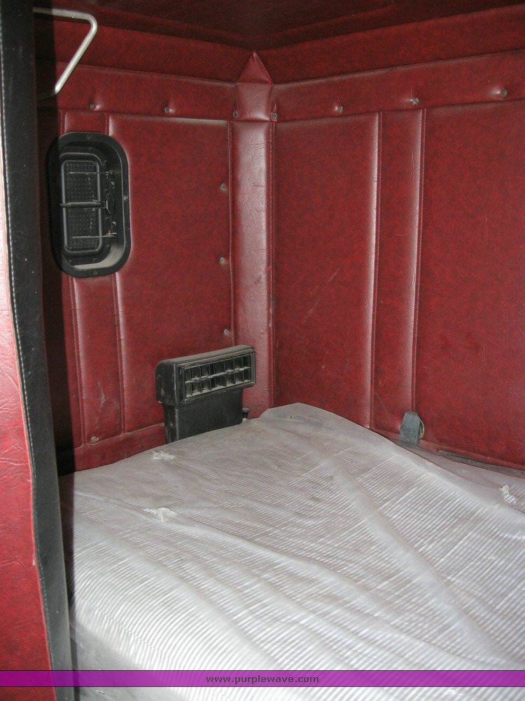 image for item 6790 2001 Freightliner FDL 120 semi truck