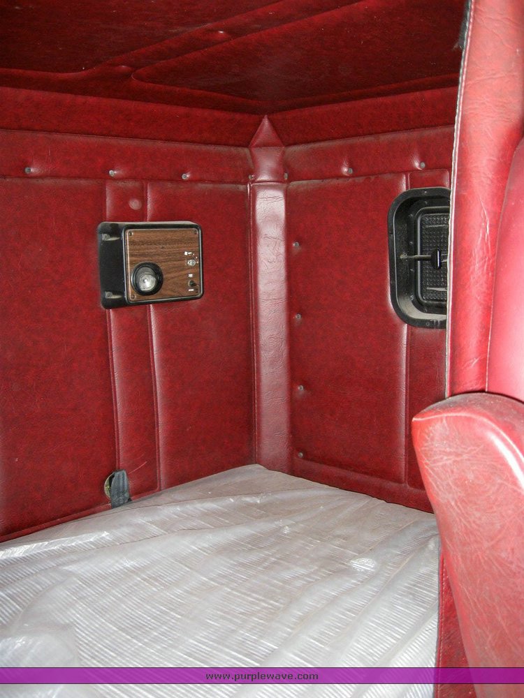 image for item 6790 2001 Freightliner FDL 120 semi truck