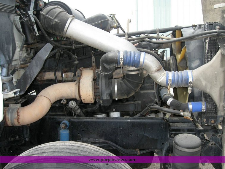 image for item 6790 2001 Freightliner FDL 120 semi truck