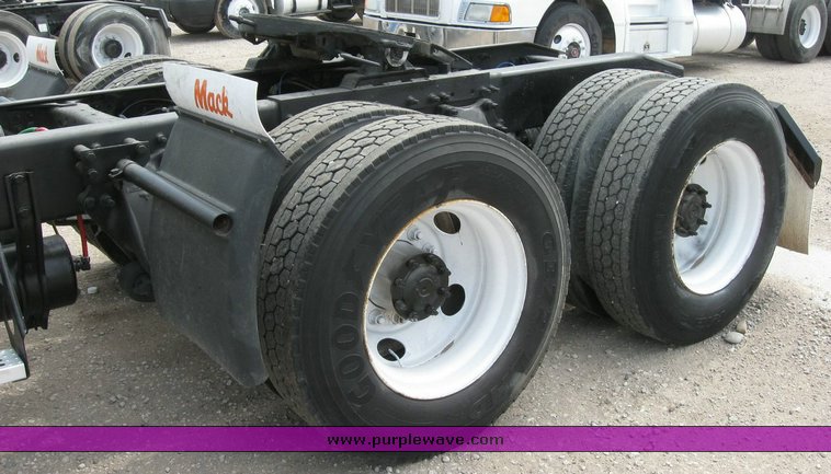 image for item 6790 2001 Freightliner FDL 120 semi truck