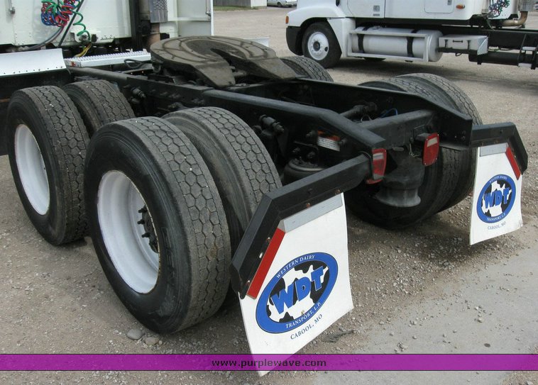 image for item 6790 2001 Freightliner FDL 120 semi truck