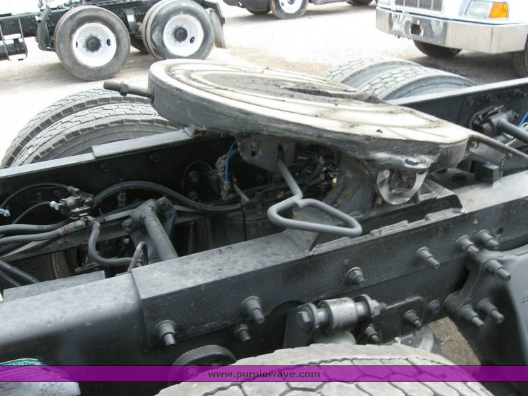 image for item 6790 2001 Freightliner FDL 120 semi truck