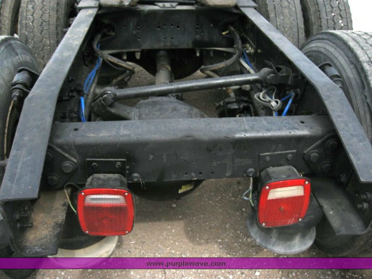 image for item 6790 2001 Freightliner FDL 120 semi truck