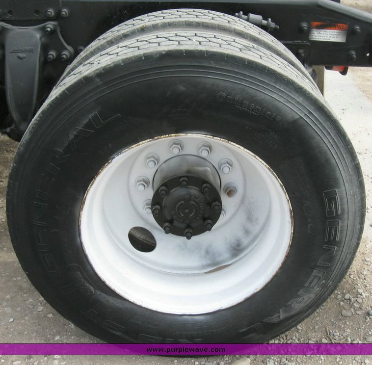 image for item 6790 2001 Freightliner FDL 120 semi truck