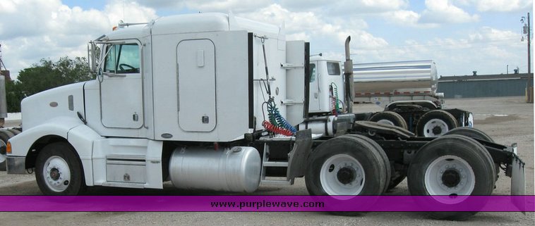image for item 6791 2000 Peterbilt 377 semi truck