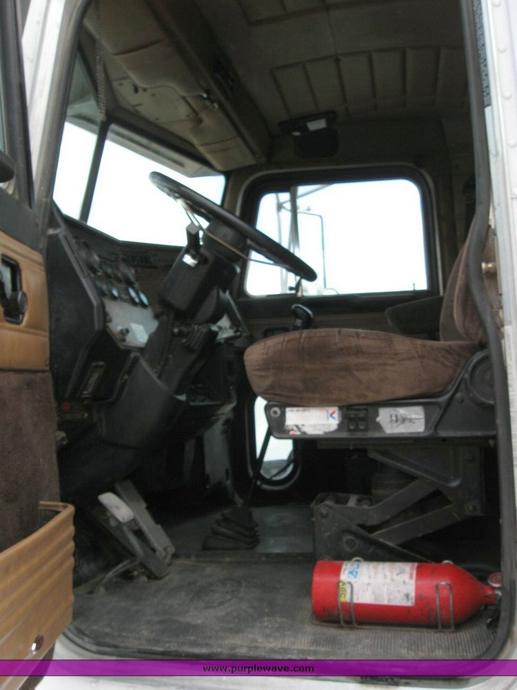 image for item 6791 2000 Peterbilt 377 semi truck