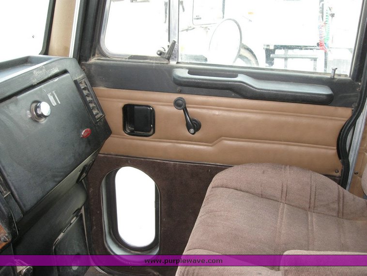 image for item 6791 2000 Peterbilt 377 semi truck