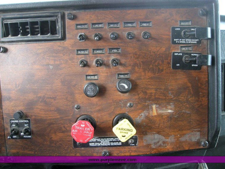 image for item 6791 2000 Peterbilt 377 semi truck