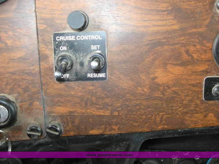 image for item 6791 2000 Peterbilt 377 semi truck