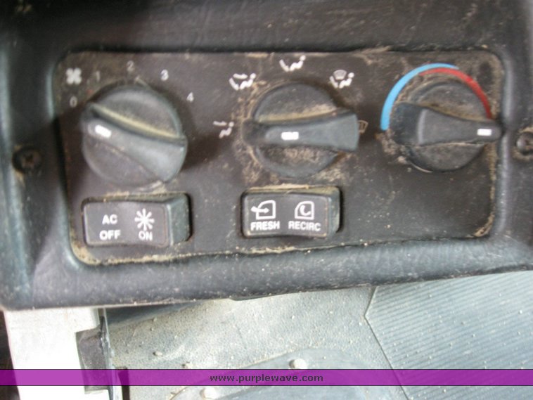 image for item 6791 2000 Peterbilt 377 semi truck