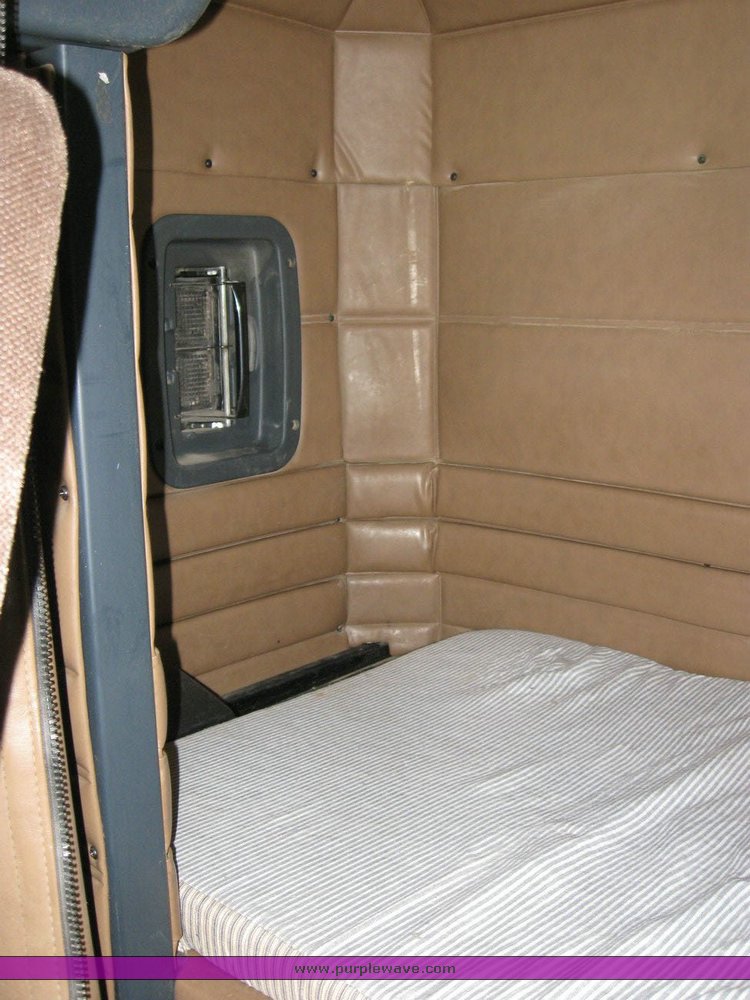 image for item 6791 2000 Peterbilt 377 semi truck