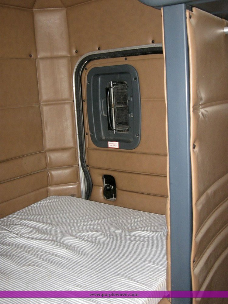 image for item 6791 2000 Peterbilt 377 semi truck