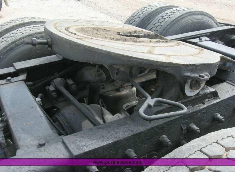 image for item 6791 2000 Peterbilt 377 semi truck