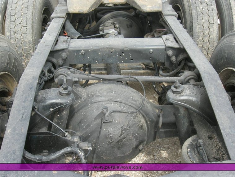 image for item 6791 2000 Peterbilt 377 semi truck