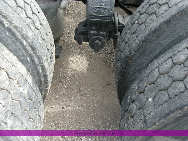 image for item 6791 2000 Peterbilt 377 semi truck