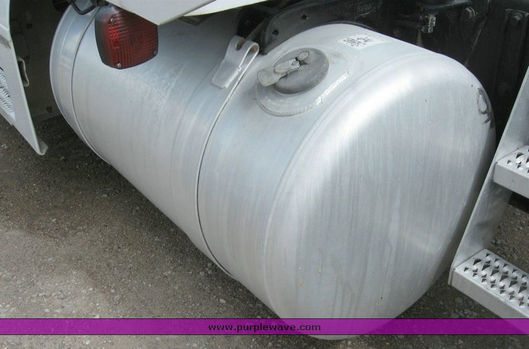 image for item 6791 2000 Peterbilt 377 semi truck