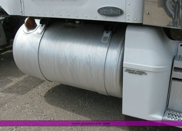 image for item 6791 2000 Peterbilt 377 semi truck