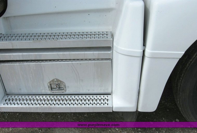 image for item 6791 2000 Peterbilt 377 semi truck