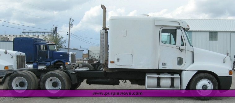 image for item 6792 1998 Freightliner C120 semi truck