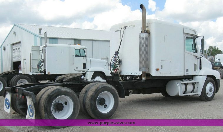 image for item 6792 1998 Freightliner C120 semi truck