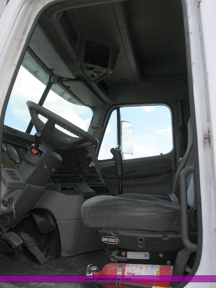image for item 6792 1998 Freightliner C120 semi truck