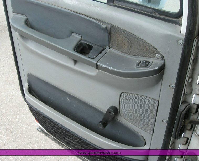 image for item 6792 1998 Freightliner C120 semi truck