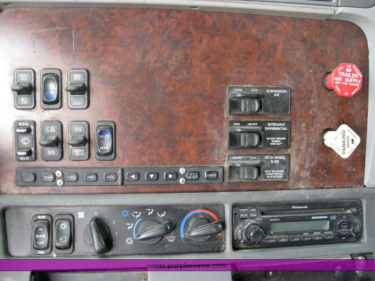 image for item 6792 1998 Freightliner C120 semi truck