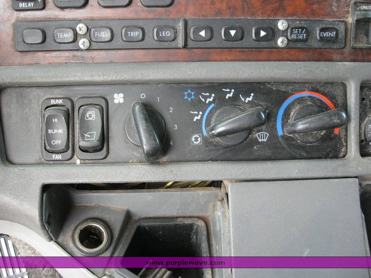 image for item 6792 1998 Freightliner C120 semi truck