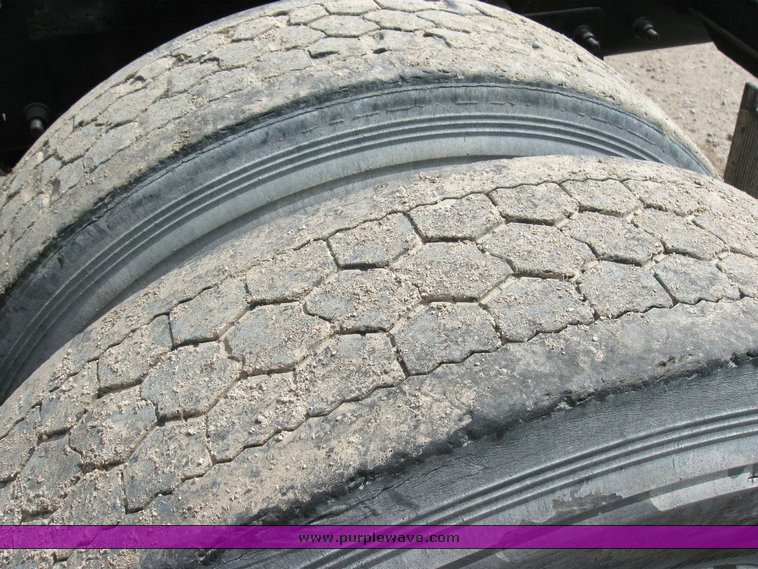 image for item 6792 1998 Freightliner C120 semi truck