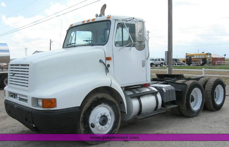 image for item 6793 1996 International 8200 semi truck